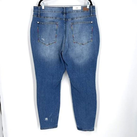 NWT Judy Blue Distressed Embroidered Pocket Skinny Jeans Size 20 W - Picture 2 of 8